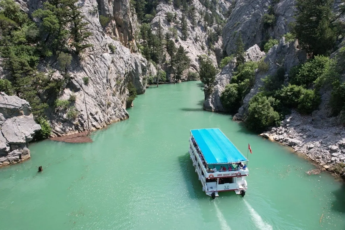 Тур на лодке по зеленому каньону Антальи