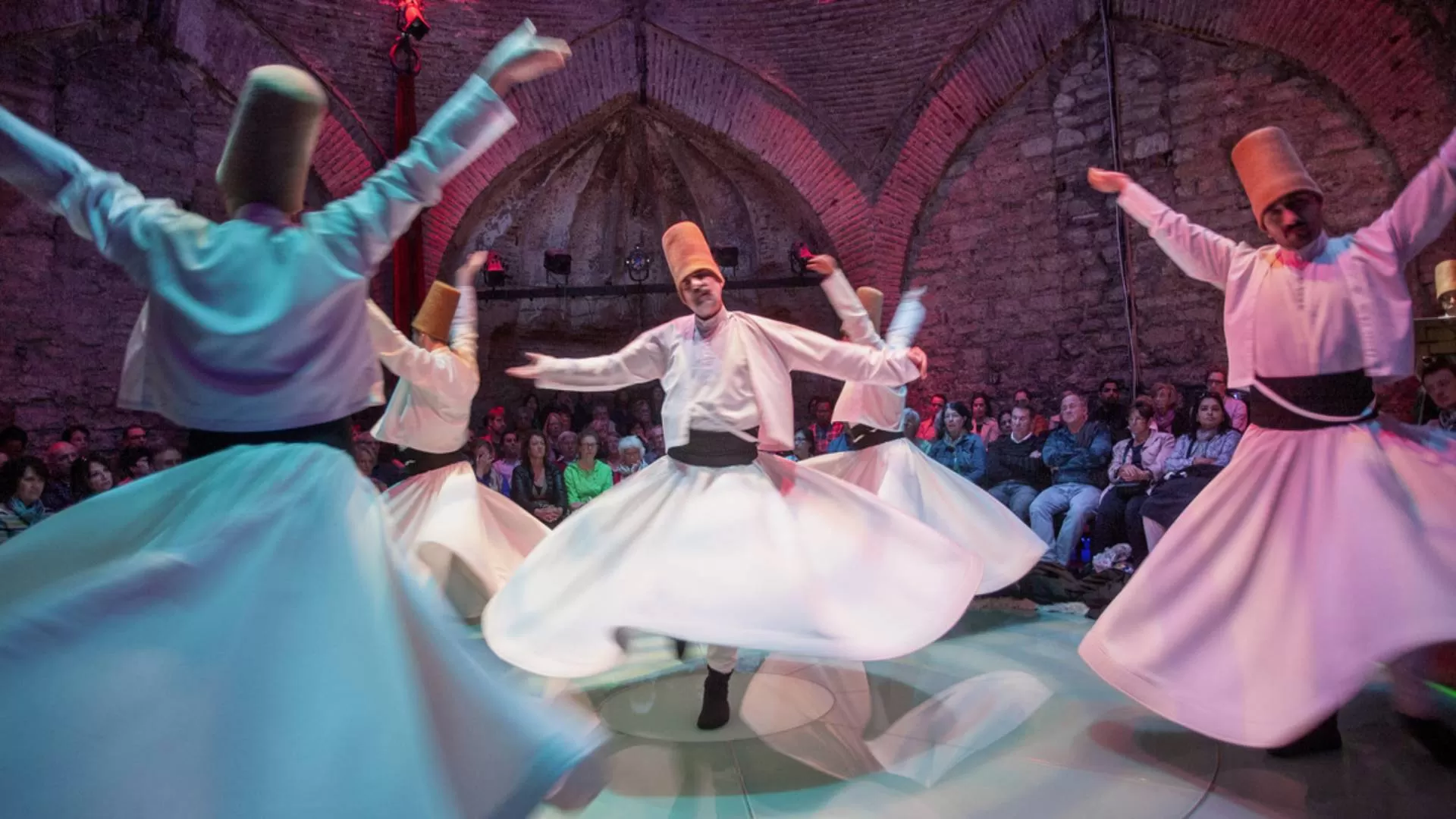 Turkey dance. Каппадокия танец дервишей. Шоу вращающихся дервишей в Стамбуле. Национальный танец Турции дервишей. Танец дервишей в Стамбуле.